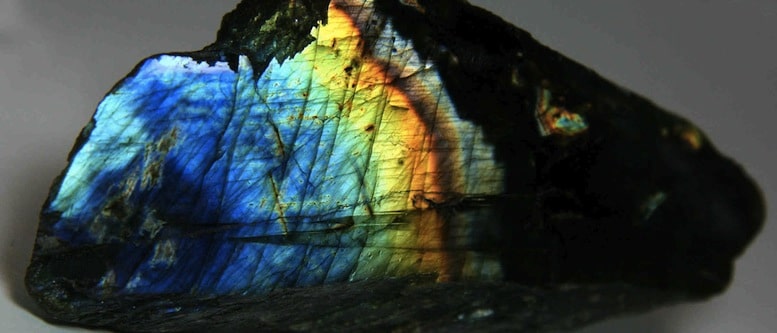 Properties and virtues of labradorite stones