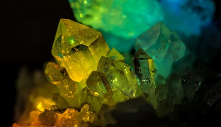 Quartz has had many uses throughout history: for its physical properties since prehistoric times, but also for its healing virtues