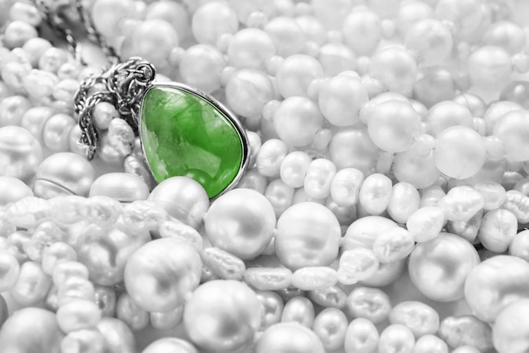Emerald pendant - In antiquity, this stone was associated with knowledge and love
