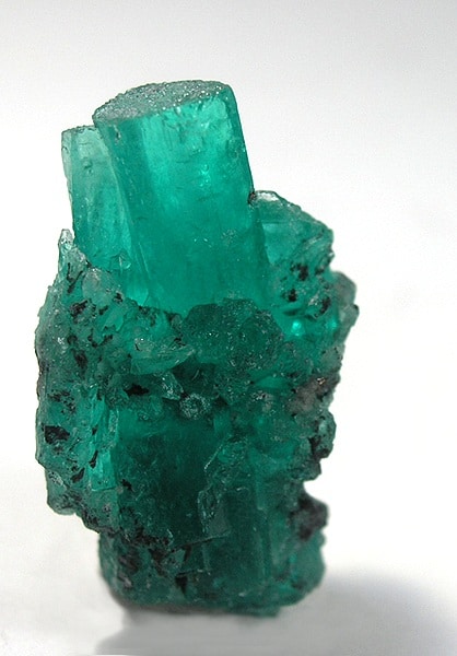 Properties of emerald in crystal healing