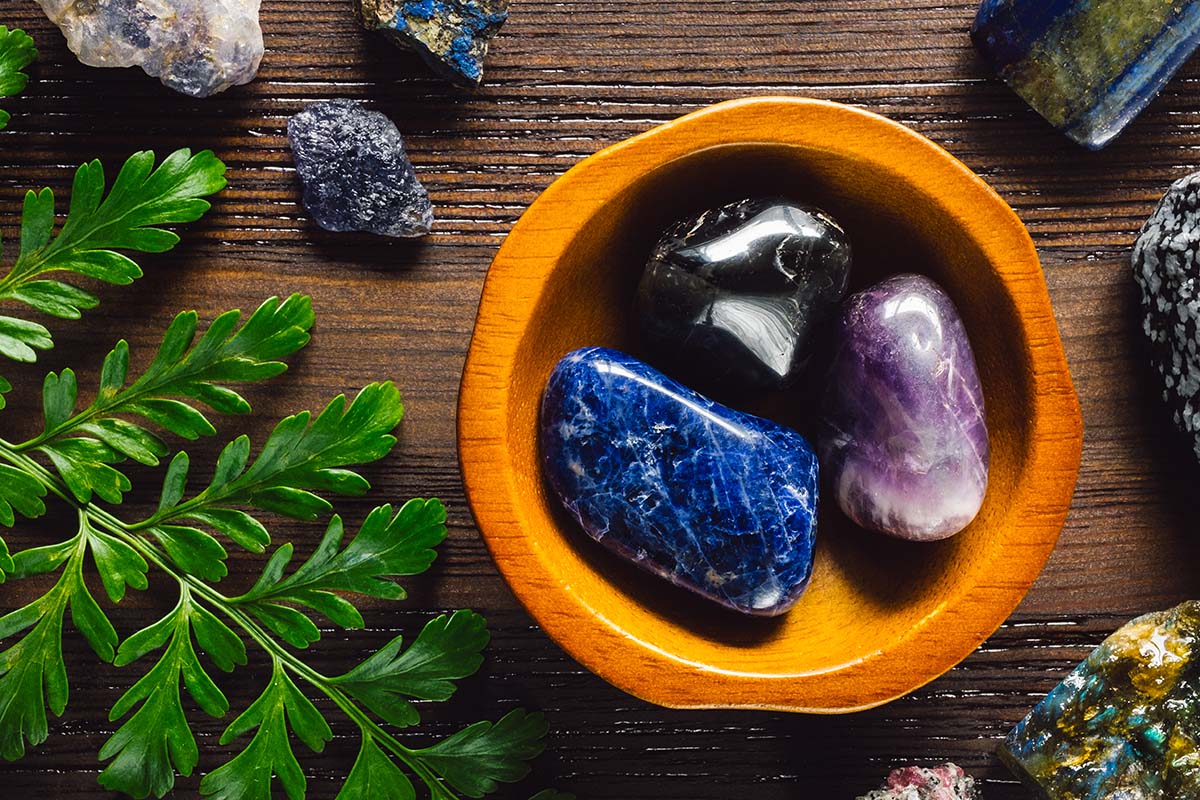 Which stones should be combined with azurite?