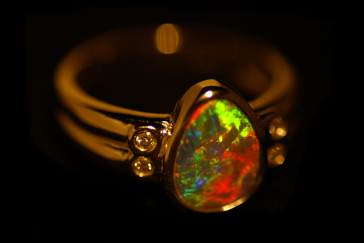 Ring set with an opal