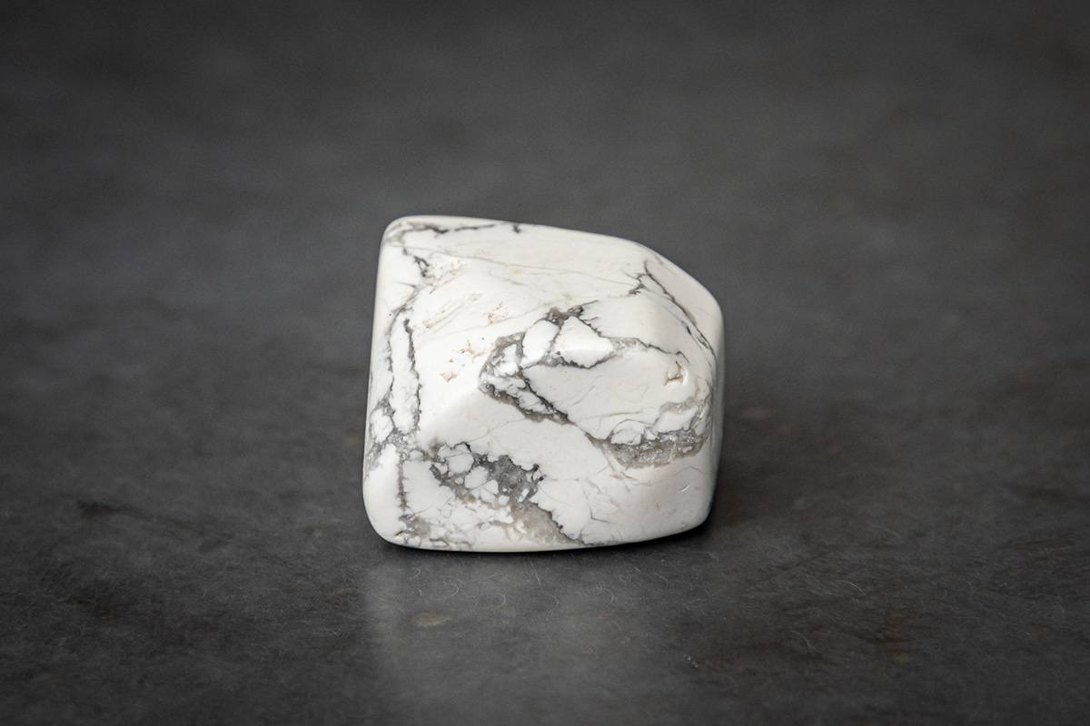 Howlite on a dark background - Lithothérapie.net