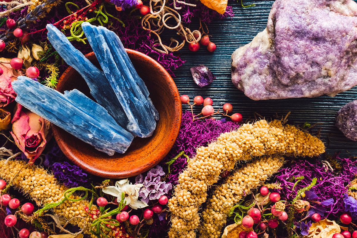 Stones, chakras and signs associated with the lepidolite stone