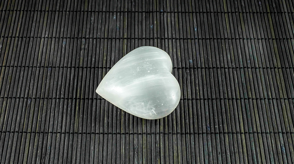 Virtues of selenite against ailments of psychic and psychological origin